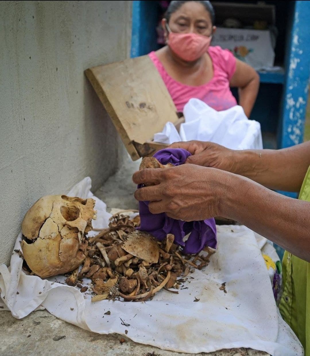 مراسم تمیز کردن استخوان های مردگان در مکزیک + عکس