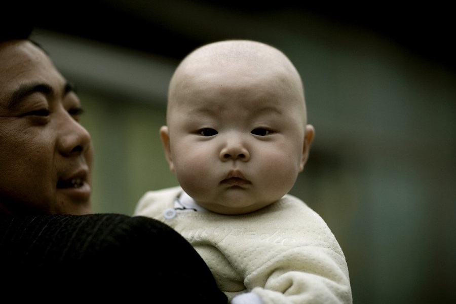 رواج مُدی عجیب در میان والدین چینی؛ استفاده از کلاه های مخصوص برای گرد کردن سر نوزادان!