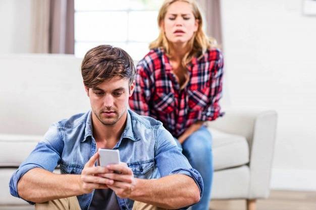 چه‌کار کنید، اگر همسرتان بیشتر به موبایل‌اش نگاه می‌کند تا به شما؟
