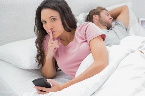 چه‌کار کنید، اگر همسرتان بیشتر به موبایل‌اش نگاه می‌کند تا به شما؟