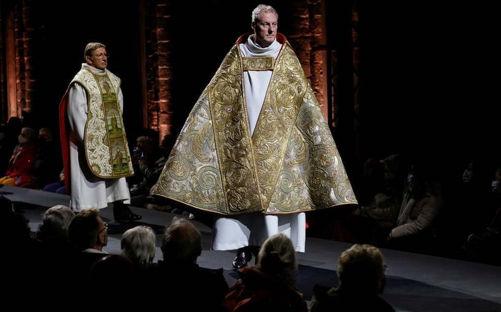 شوی جالب لباس پدران روحانی کلیسای جامع در بلژیک!