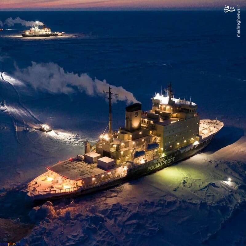 کشتی یخ‌نورد روسی در قطب شمال