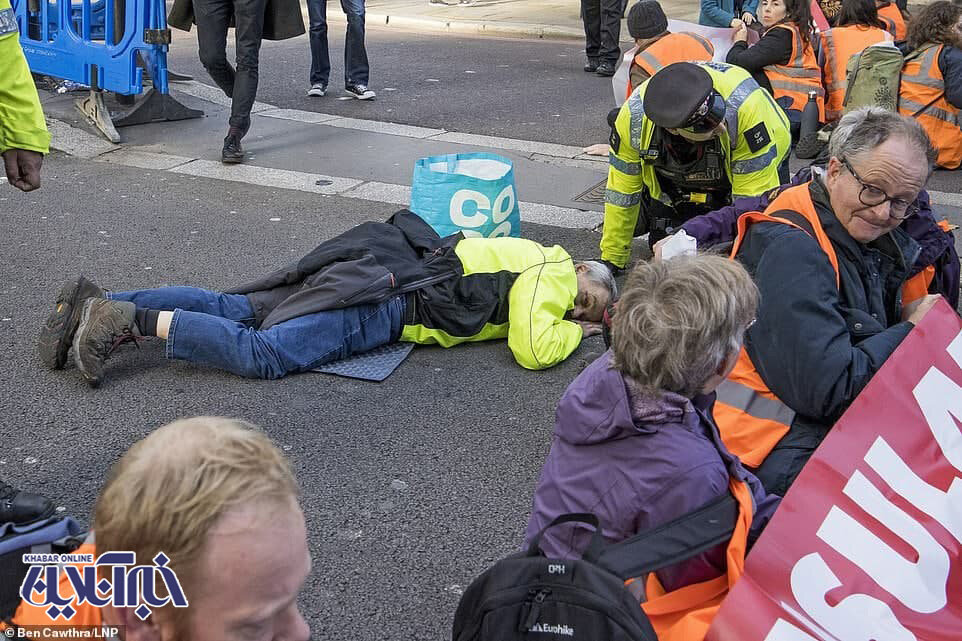 اقدام عجیب یک معترض لندنی