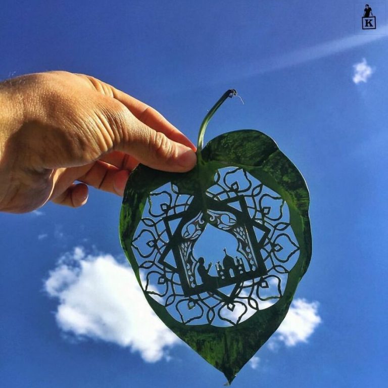 هنرمندی که به با برش طرح‌های روی برگ‌های پاییزی، حیات و جلوه دوباره‌ای به آنها می‌دهد