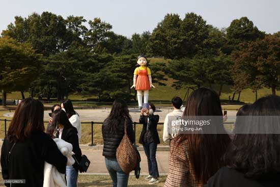 نصب عروسک «بازی مرکب» در پارک شهر سئول