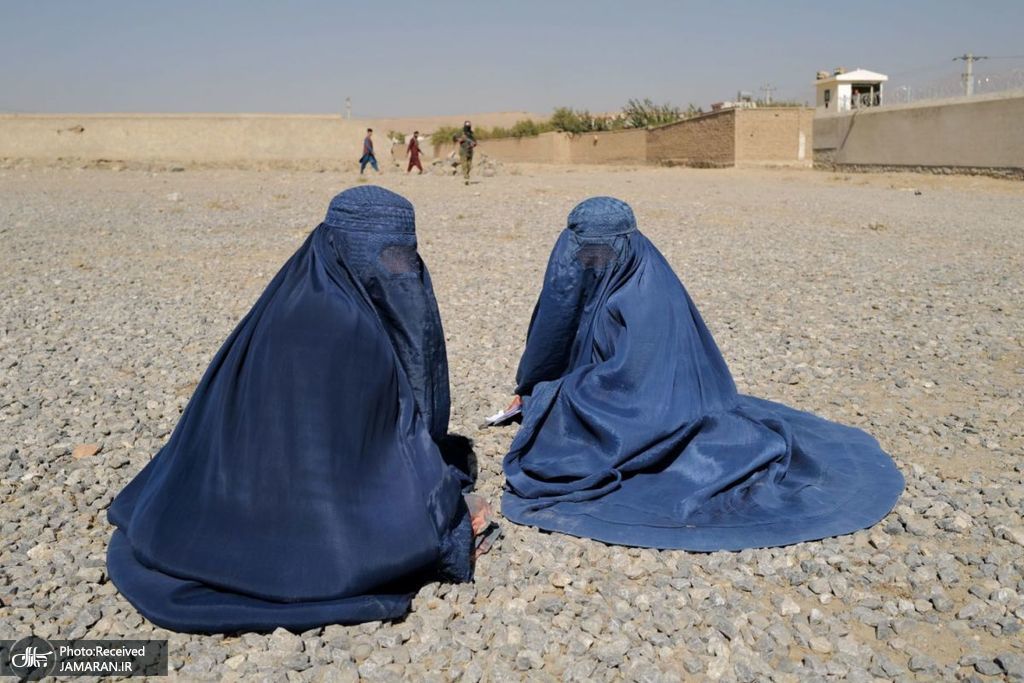 زنان افغان در انتظار کمک از طرف آژانس پناهندگان سازمان ملل