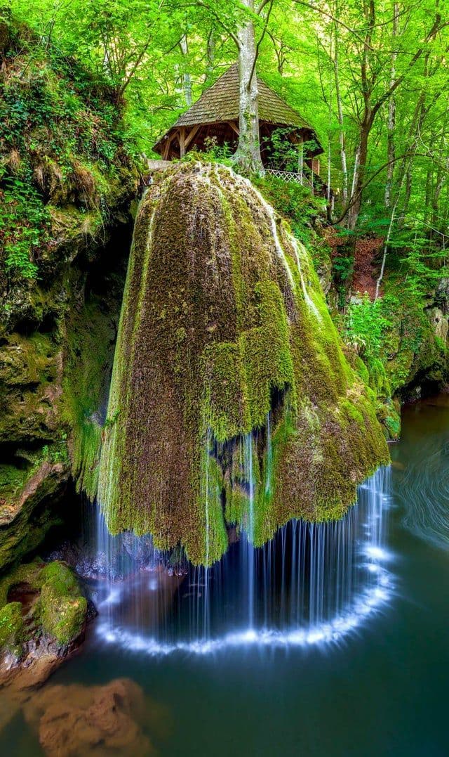 آبشار عجیب و دیدنی در رومانی