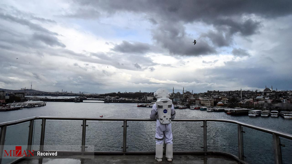 گشت و گذار شهروند استانبولی با لباس فضانوردی در شهر