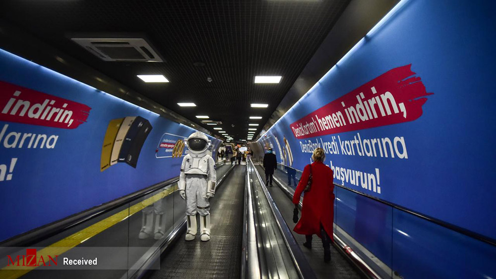 گشت و گذار شهروند استانبولی با لباس فضانوردی در شهر