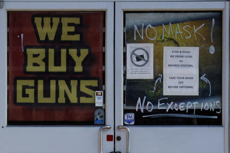 تهدیدی شوک آور روی درب یک اسلحه فروشی در آمریکا