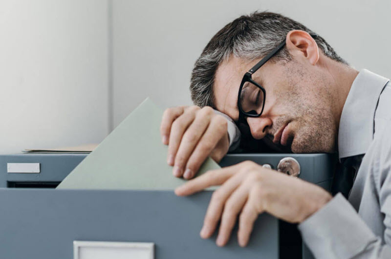 خواب آلودگی در طول روز یا نارکولپسی چه علت‌‌هایی دارد؟ شیوه تشخیص و درمان