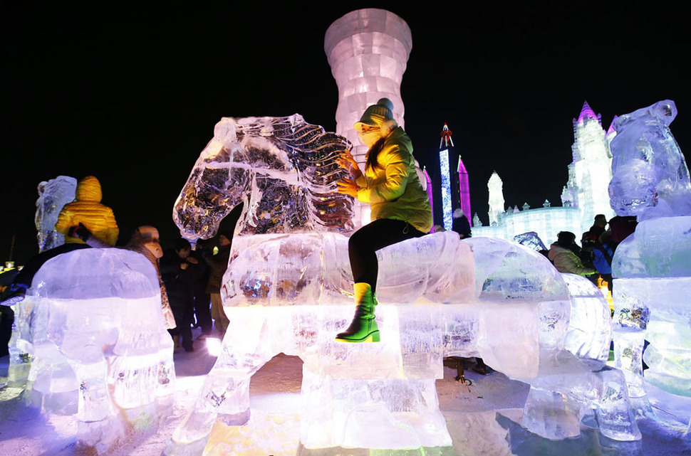 ۲۶ عکس از سازه‌های یخی شگفت‌آور جشنواره بین‌المللی یخ و برف شهر هاربین چین