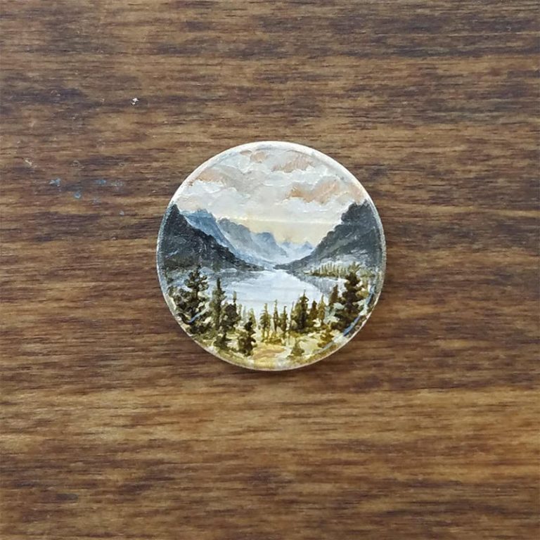 خلق نقاشی‌های رنگ روغن کوچک روی سکه‌ها
