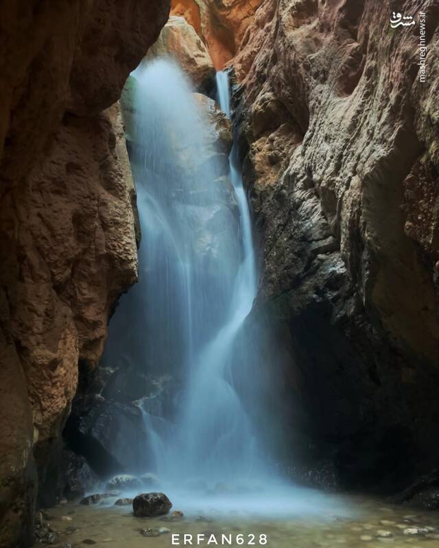 آبشاری در دل صخره‌ها