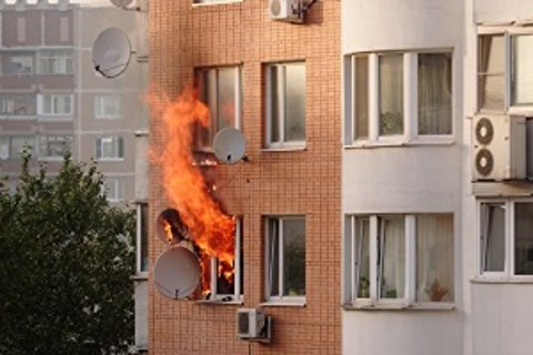 لحظات رعب آور آتش سوزی در یک آپارتمان