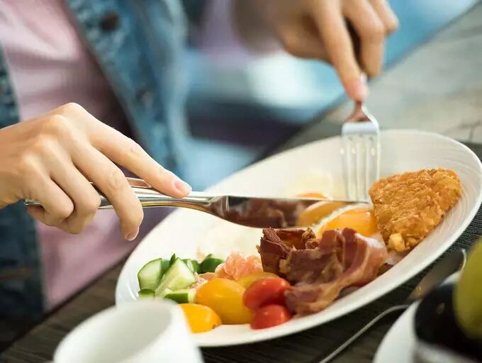 بدترین اشتباهات غذایی در وعده شام که چاقتان می‌کند