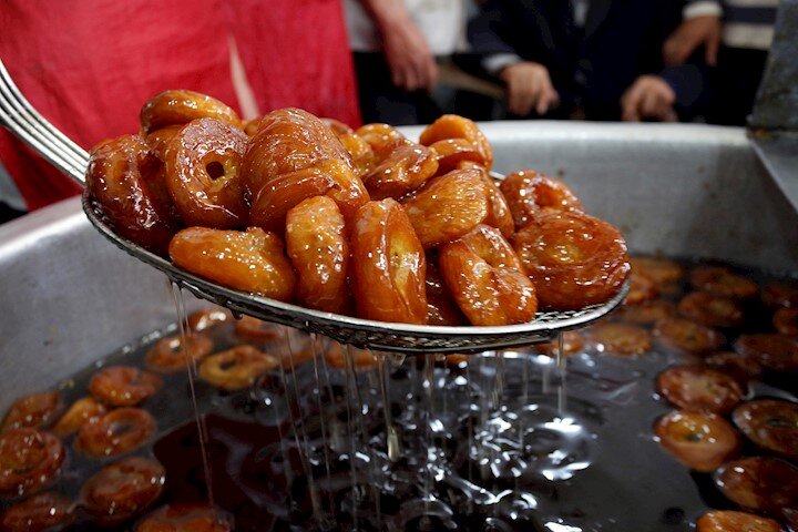 نخستین زولبیاپز تهران که بود؟ | شیرینی رمضان؛ تحفه‌ای از هند برای ناصرالدین شاه