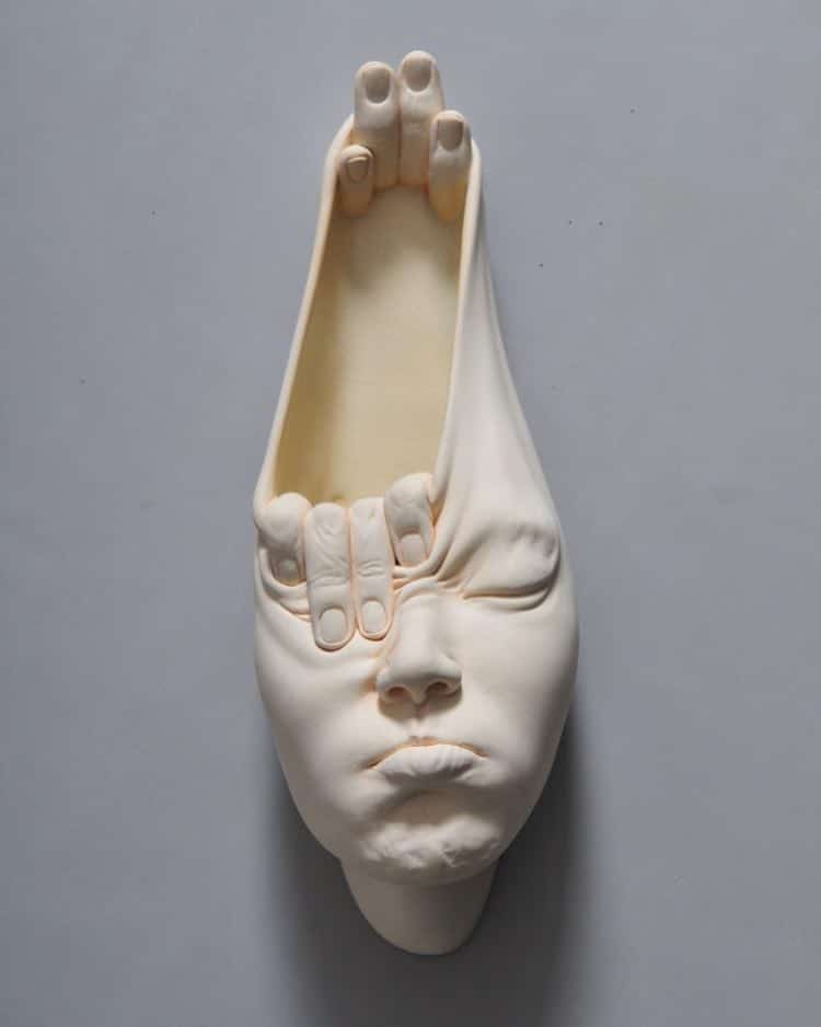 این هنرمند واقعیت درون چهره‌ها و سرها را با مجسمه‌های سورئالیستی، تصور می‌کند