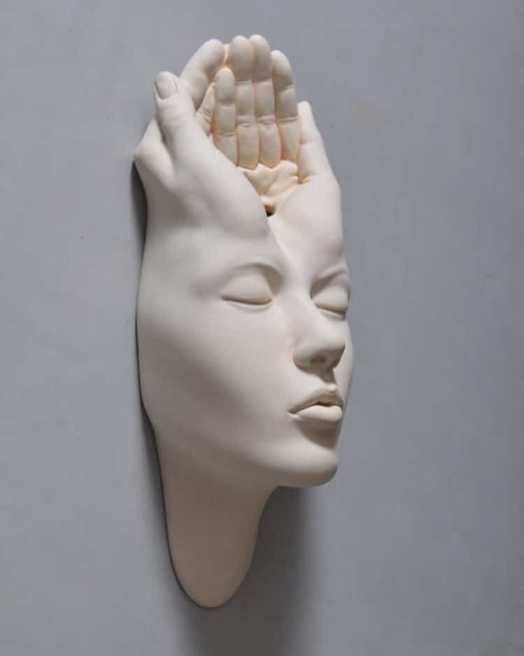 این هنرمند واقعیت درون چهره‌ها و سرها را با مجسمه‌های سورئالیستی، تصور می‌کند