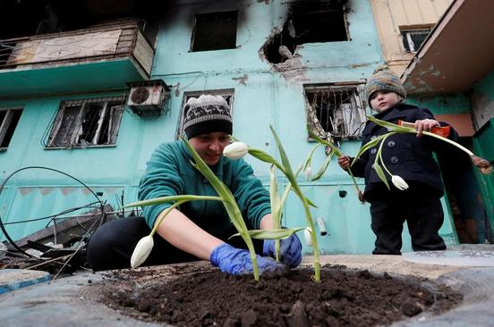 کاشتن گل در خانه ویران شده توسط خانواده اوکراینی