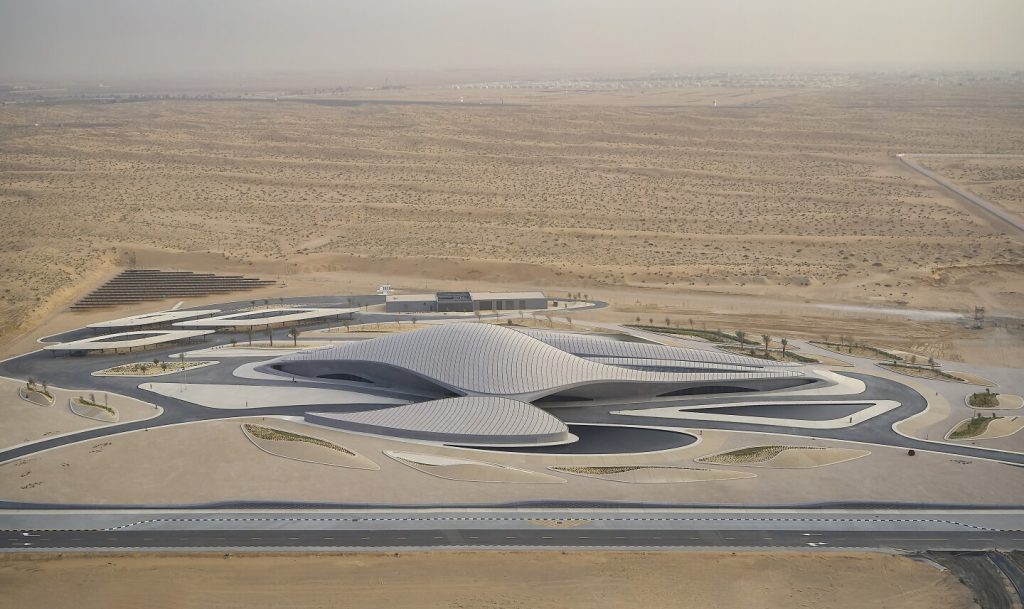 طراحی یک ساختمان به شکل تپه شنی و با امکان نیرو گرفتن از انرژی خورشید – طراحی زاها حدید از دل صحرا سر برخواهد آورد
