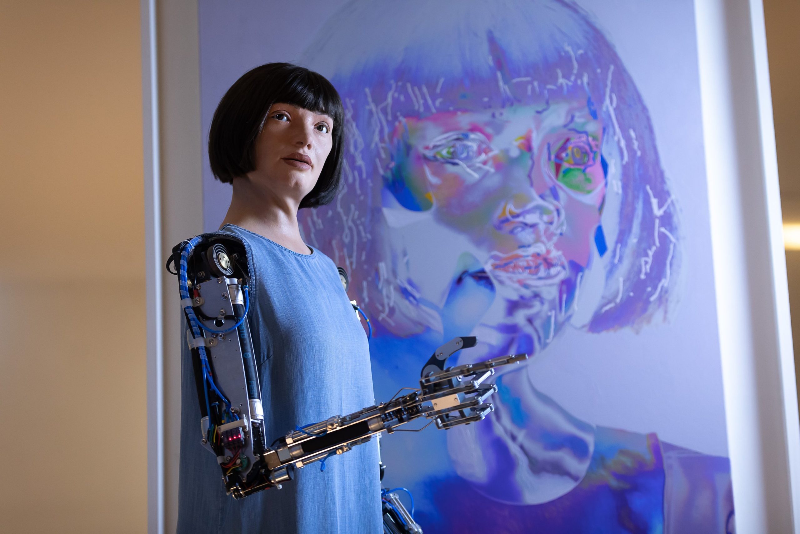 آیدا؛ نخستین ربات انسان نما که مثل یک هنرمند نقاشی می‌کشد