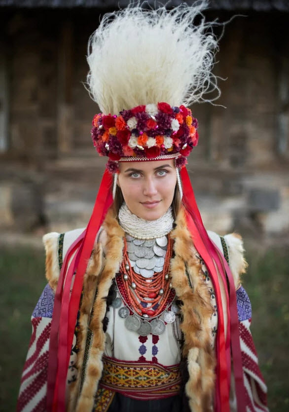 عکس‌های لباس‌های سنتی زنان اوکراینی، میراث فرهنگی غنی این کشور را برجسته می‌کند