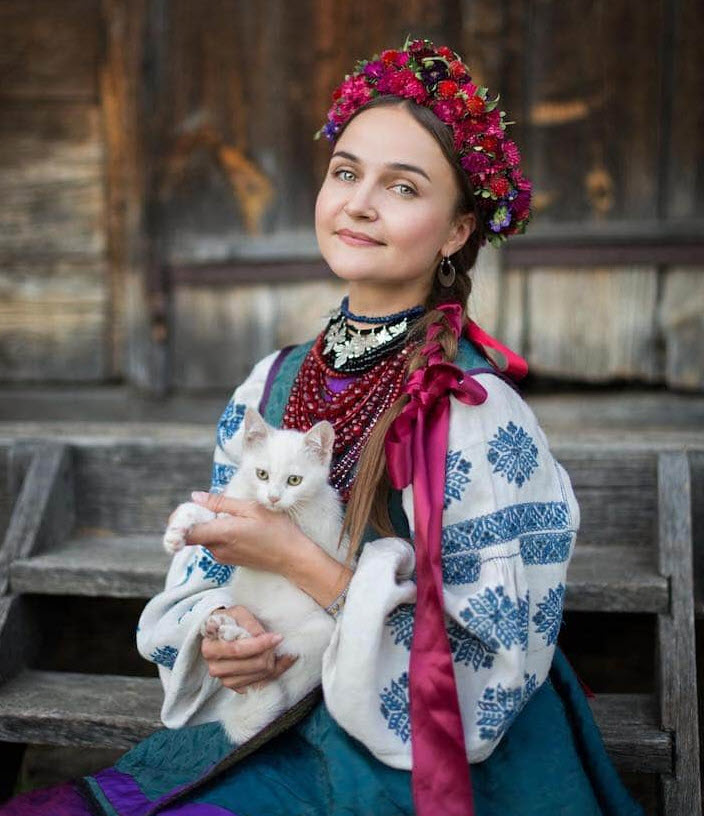 عکس‌های لباس‌های سنتی زنان اوکراینی، میراث فرهنگی غنی این کشور را برجسته می‌کند