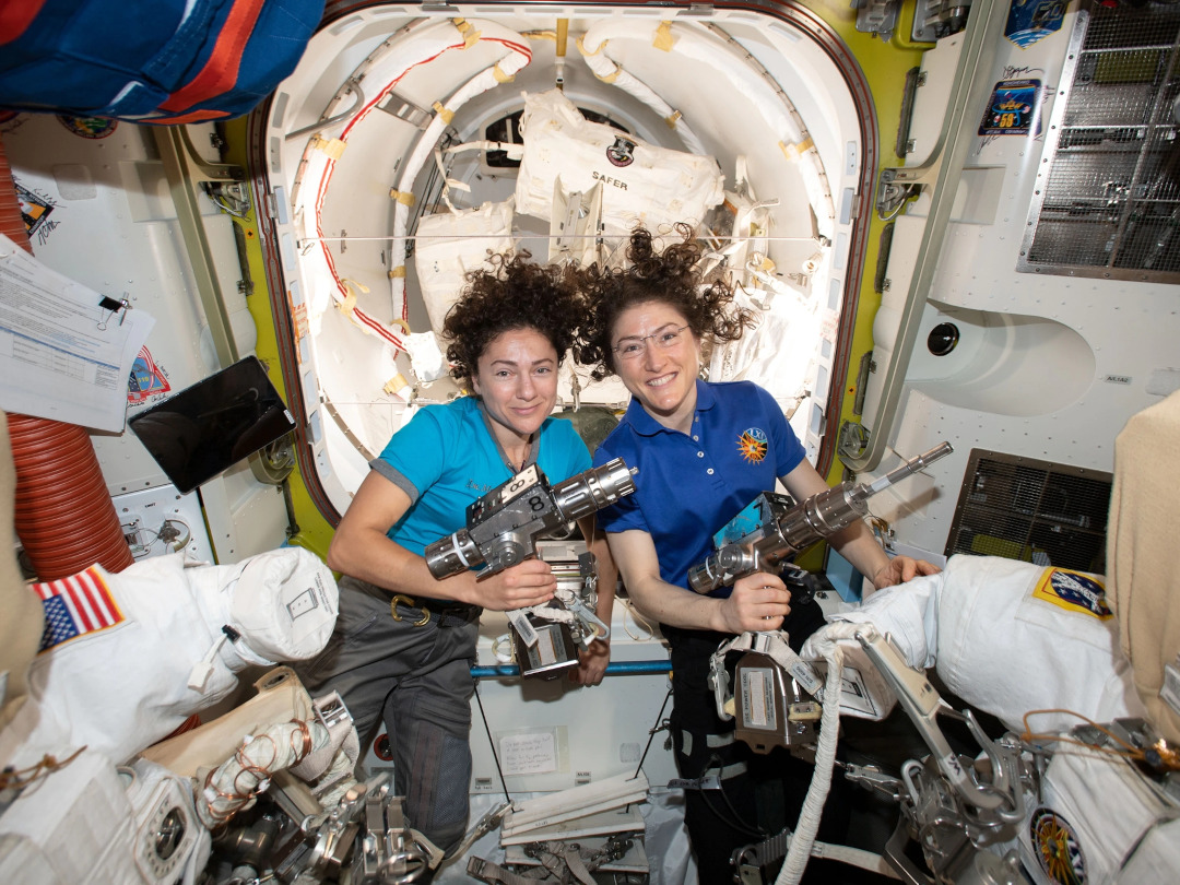 چرا زنان کمتر از مردان اجازه اقامت در ایستگاه فضایی بین المللی را دارند؟