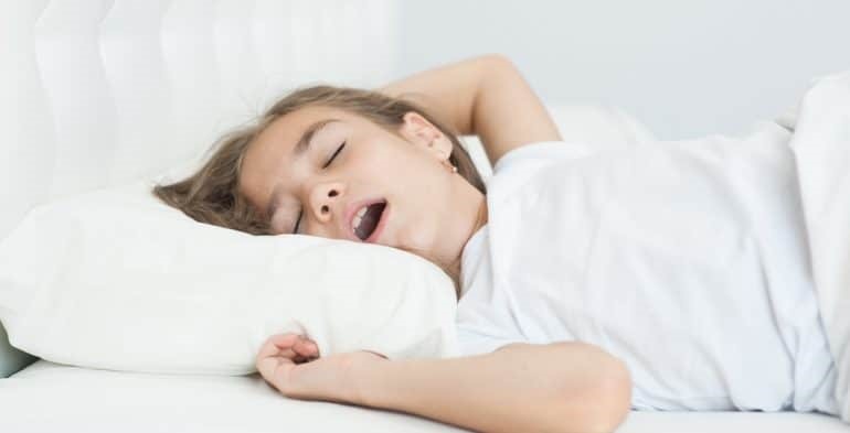 آپنه انسدادی خواب کودکان چه علائمی دارد و چطور درمان می‌شود؟