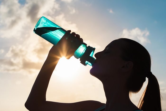 آب نوشیدن و هیدراته نگه داشتن بدن واقعا فرایند سالخوردگی را کند می‌کند(یک پزشک)