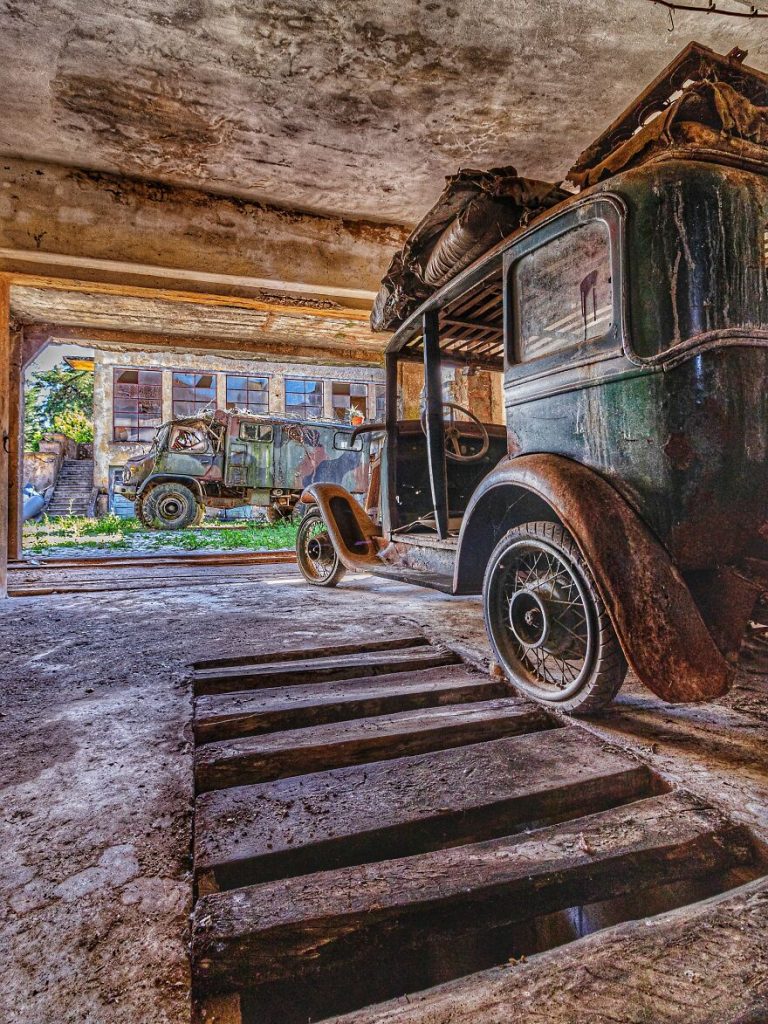 کارخانه متروکی در پرتغال با ماشین‌های کلاسیک قدیمی در آن کشف شد و سوژه عکاسی شد(یک پزشک)