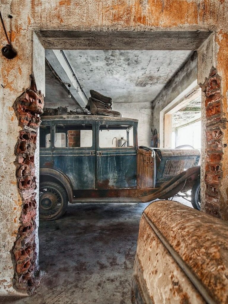 کارخانه متروکی در پرتغال با ماشین‌های کلاسیک قدیمی در آن کشف شد و سوژه عکاسی شد(یک پزشک)