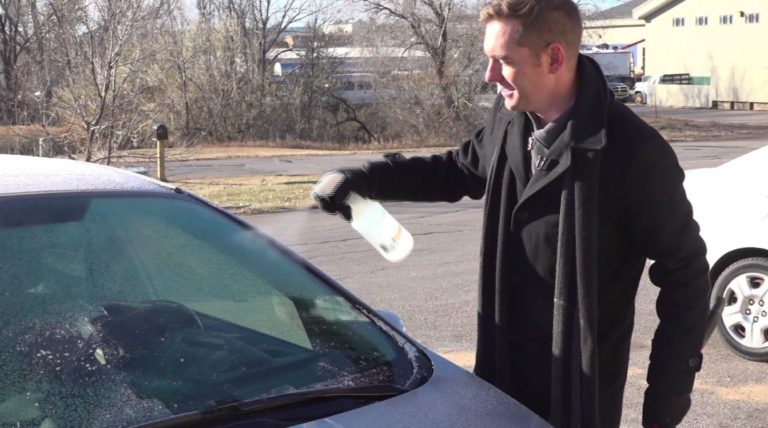 ترفندهایی برای پاک کردن شیشه یخ زده ماشین که نمی دانستید(روزیاتو)