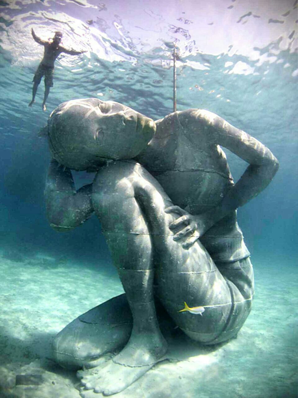 بزرگترین مجسمه زیر اب دنیا