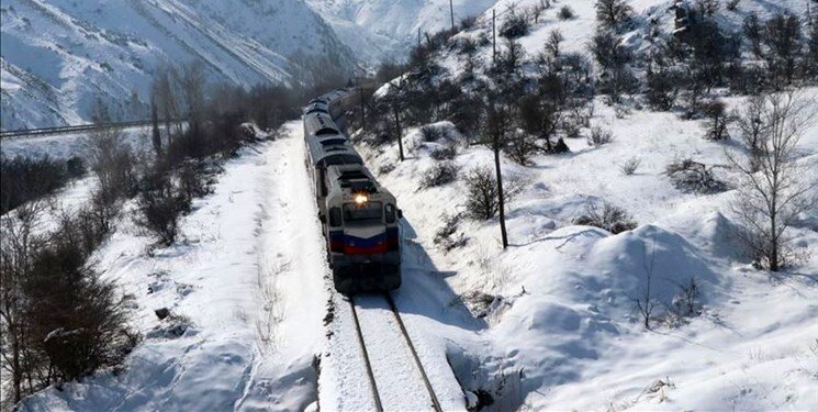 بی‌احترامی تند رئیس قطار یخ‌زده مشهد به یک زن