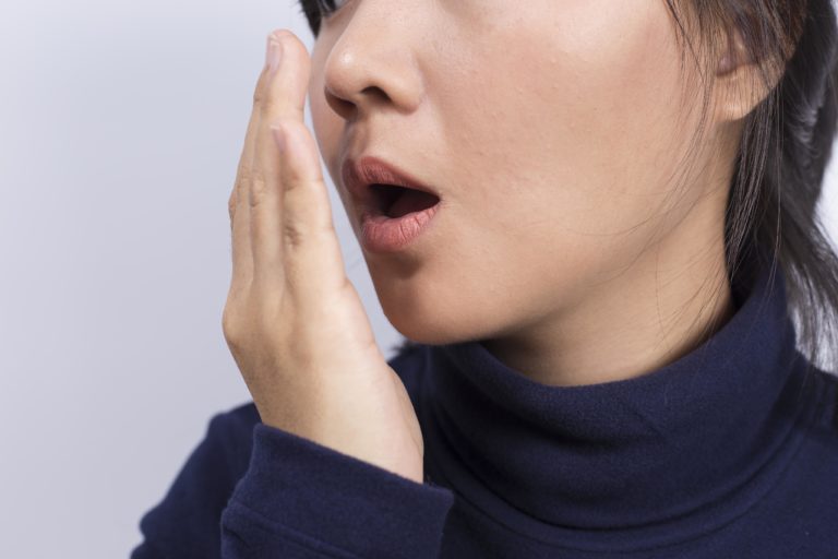 آزمایش ساده‌ای برای اینکه بفهمیم دهانمان بوی بدی می‌دهد یا نه؛ ۸ نکته برای مبارزه با آن(روزیاتو)