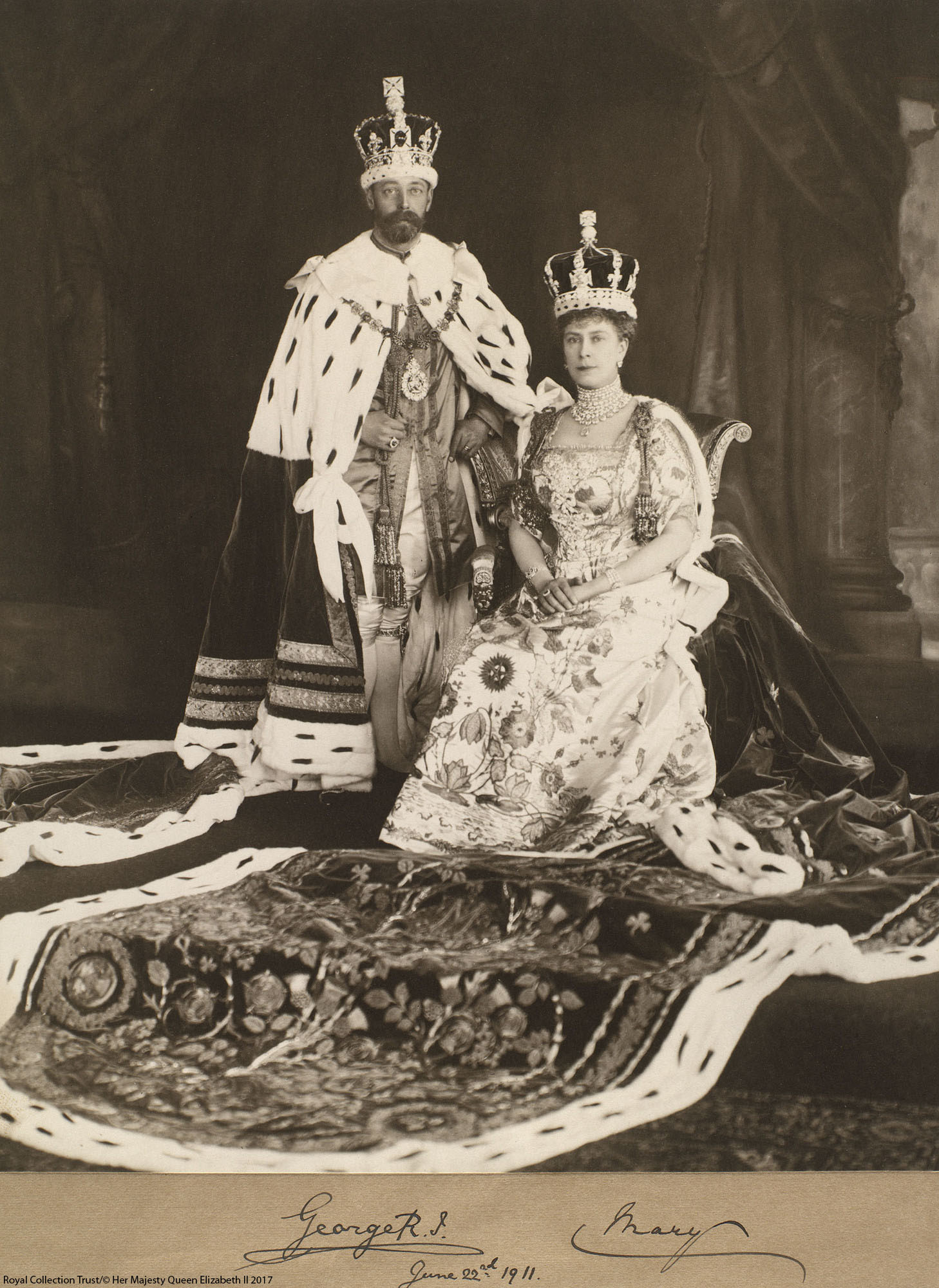 لباس تاج‌گذاری شاه چارلز چه پیامی در مورد سلطنتش دارد؟