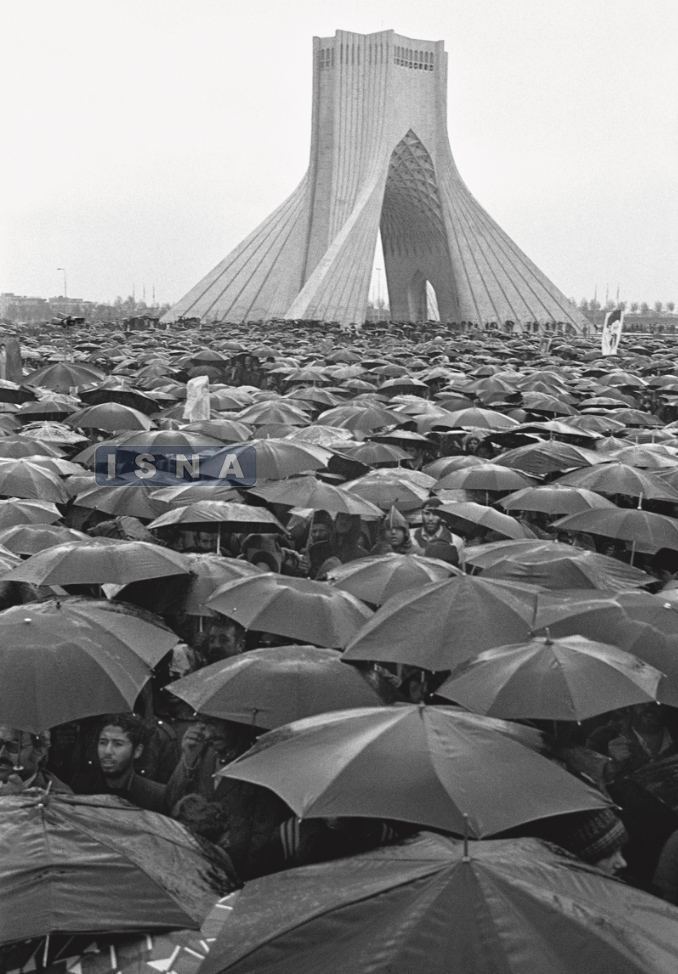 عکسی تاریخی از حضور مردم در میدان آزادی در ۵۸