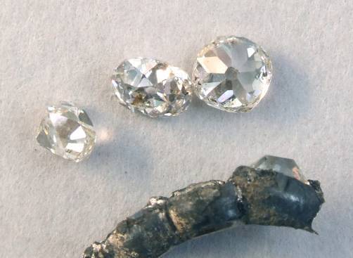 کشف حلقۀ الماس‌نشان در توالت ۴۰۰ساله!