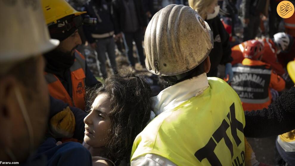 نجات یک زن و دو فرزندش که ۲۲۸ زیر آوار‌های زلزله بودند(فرارو)