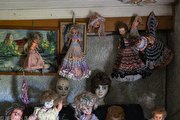 کشف خانه‌ای متروکه پر از عروسک‌های به ظاهر شیطانی