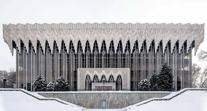 این معماری‌های بسیار عجیب و در موارد هراس‌انگیز دوران سوسیالیسم در روسیه و کشورهای اقماری آن(یک پزشک
