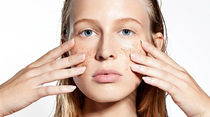چرا پوست ما چرب می شود و چطور چربی پوست را کاهش دهیم؟(روزیاتو)
