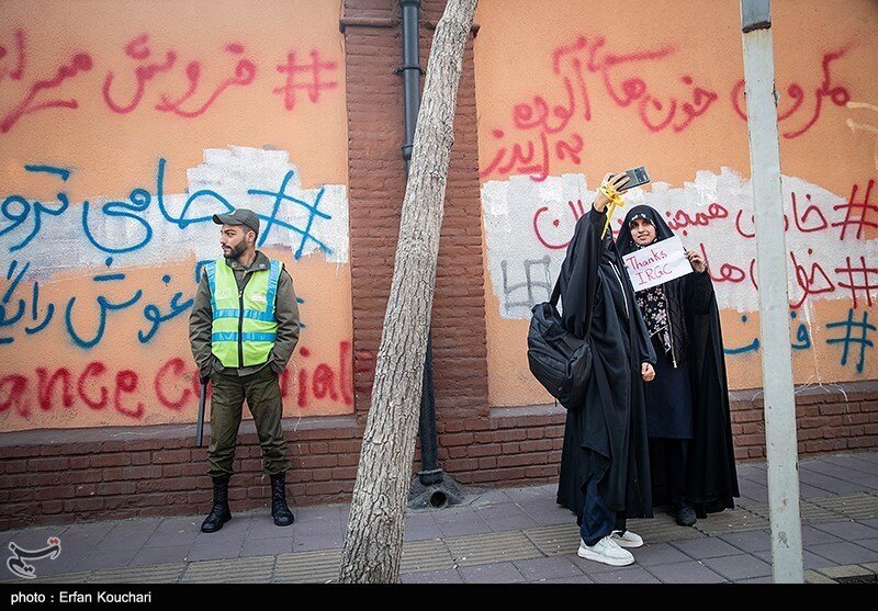 سلفی متفاوت دختران با سفارت فرانسه در تهران