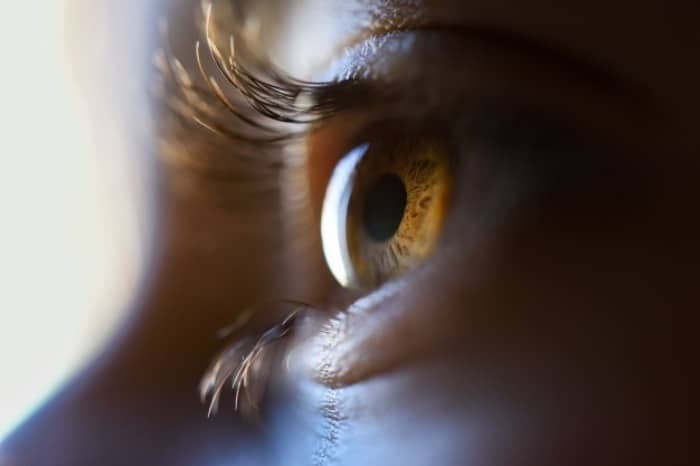 دلیل اصلی سنگینی پلک چشم و بهترین درمان خانگی آن(نمناک)