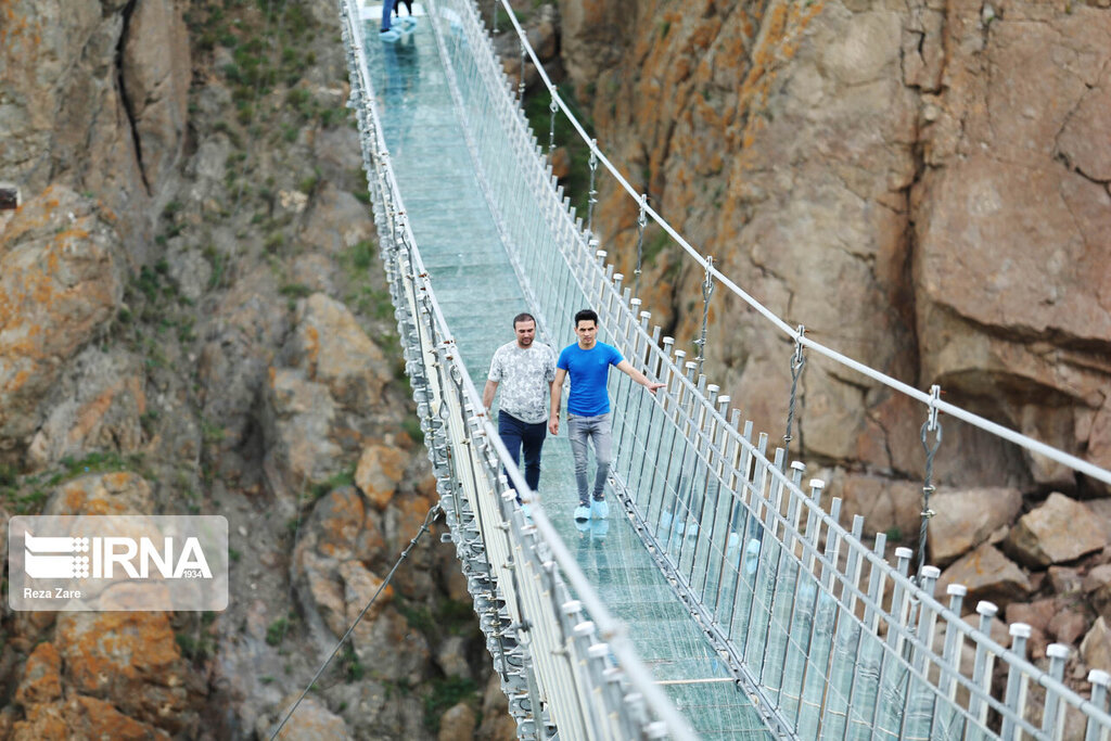 رفتن روی این پل دل شیر می‌خواهد | پل معلق تمام شیشه‌ای شهر هیر در اردبیل را ببینید