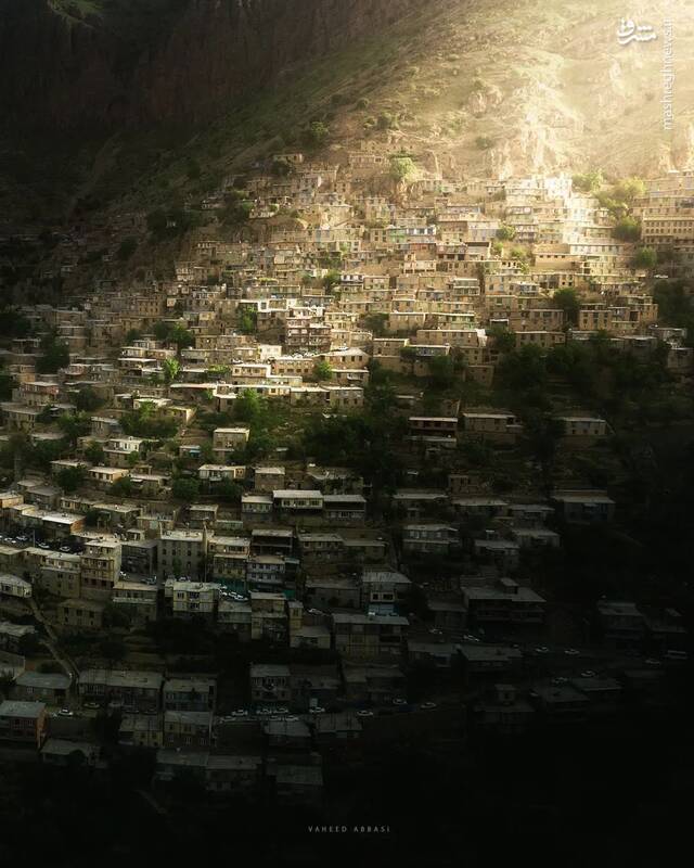 رد خورشید بر خانه‌های پلکانی در کردستان