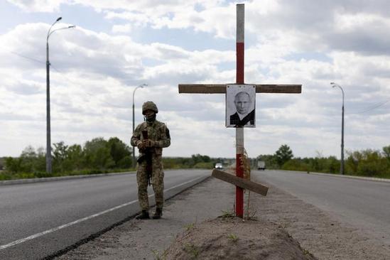 به صلیب کشیدن پوتین در جاده‌های اوکراین