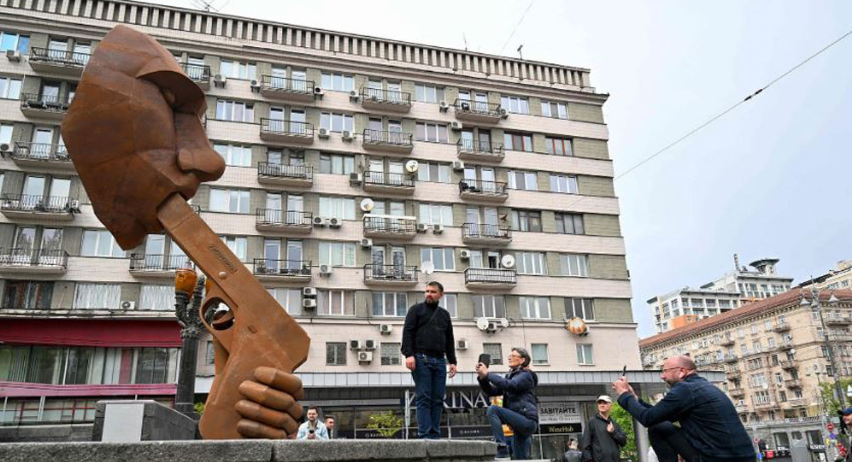 نصب مجسمه ولادیمیر پوتین در حال خودکشی!